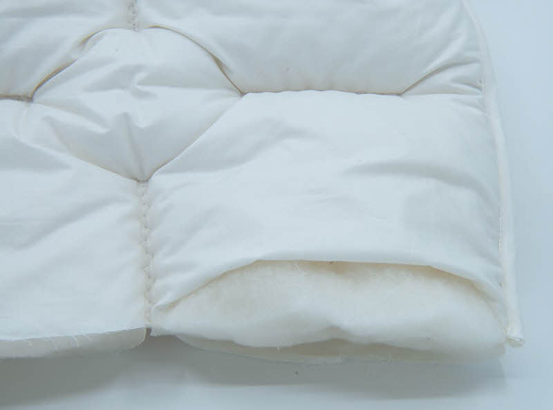 Querschnitt gesteppte Schafwoll-Decke - Schweizer Bettwaren Schweizer Bettwaren Querschnitt gesteppte Schafwoll-Decke